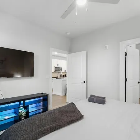 Apartment 5min To Dt Pool King Bed Full Gym Parking *