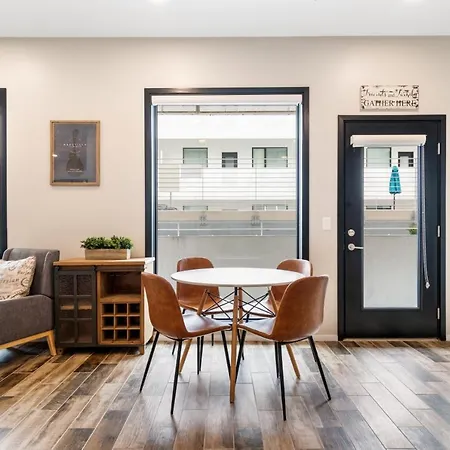 Illume New Modern Downtown Views With A Pool Holiday home *