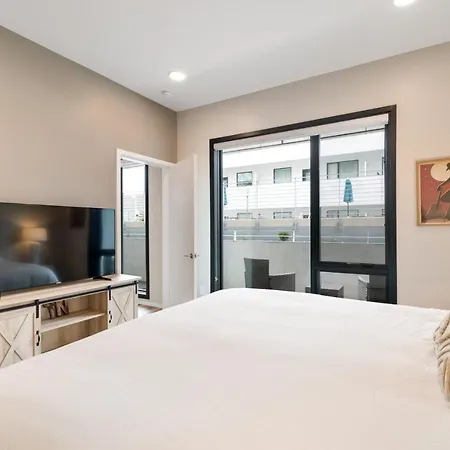 Illume New Modern Downtown Views With A Pool Holiday home *