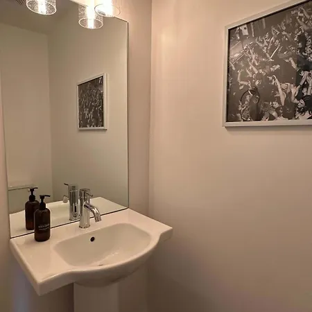 Hall House - Stunning With Beautiful Rooftop!