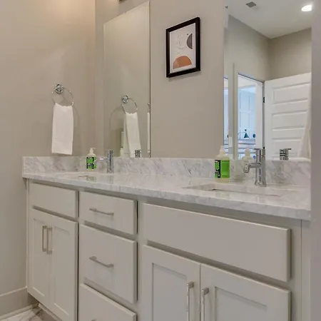 Gem - Walk To Bars, Garage, Smart Tvs *