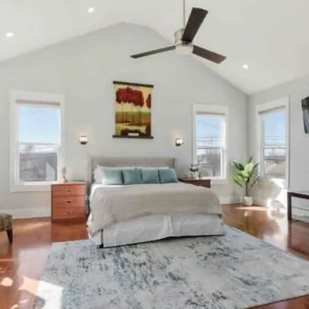 Downtown Luxury, Sleeps 6 At Downtown Holiday home *