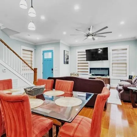 Downtown Luxury, Sleeps 6 At Downtown Holiday home *
