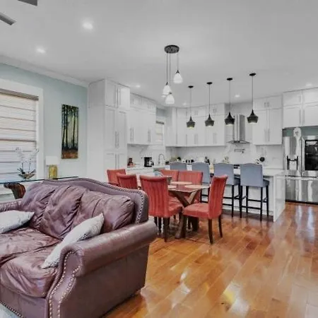 Downtown Luxury, Sleeps 6 At Downtown Holiday home *