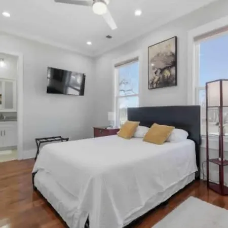 Downtown Luxury, Sleeps 6 At Downtown Holiday home Nashville