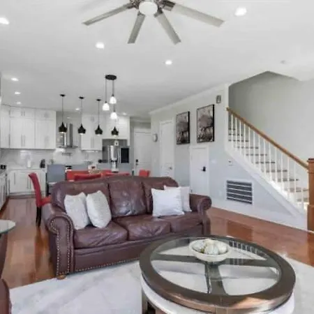 Downtown Luxury Sleeps 9 At Music Apartment