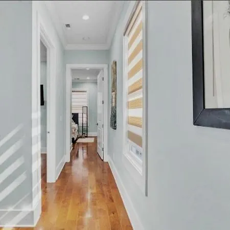 Downtown Luxury Sleeps 9 At Music Apartment