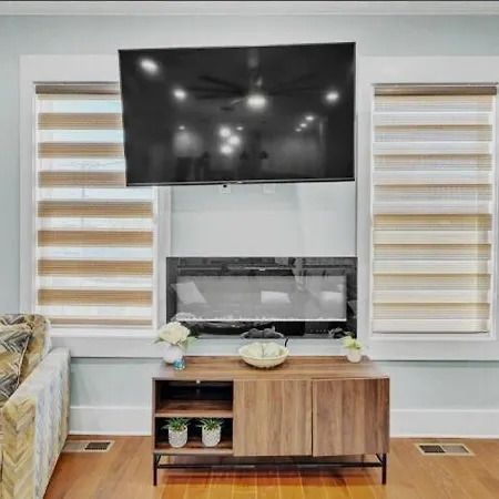 Apartment Downtown Luxury Sleeps 9 At Music