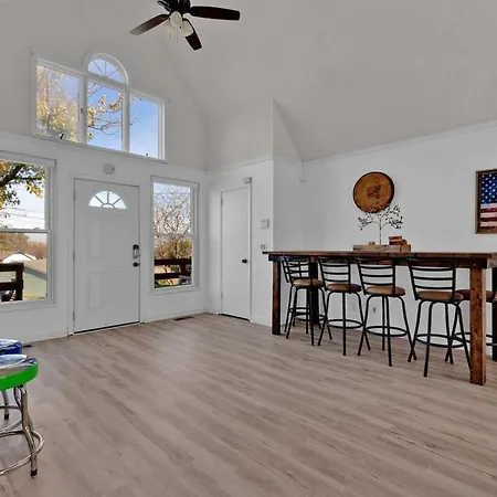 8 Beds! Spacious Abode Ideal For Larger Groups! * Nashville