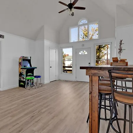 8 Beds! Spacious Abode Ideal For Larger Groups! *