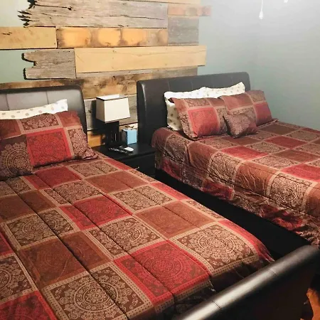 8 Beds! Spacious Abode Ideal For Larger Groups!