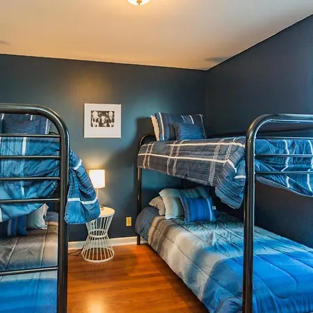 8 Beds! Spacious Abode Ideal For Larger Groups! Holiday home *