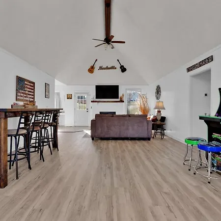 8 Beds! Spacious Abode Ideal For Larger Groups! * Nashville
