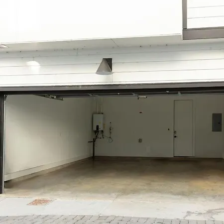 Four Bedroom In Oceola Avenue Apartment *