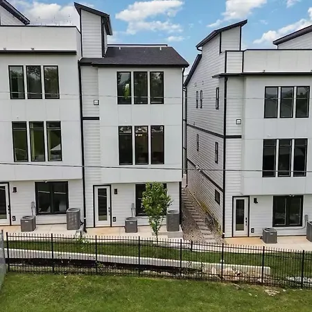 Four Bedroom In Oceola Avenue Apartment