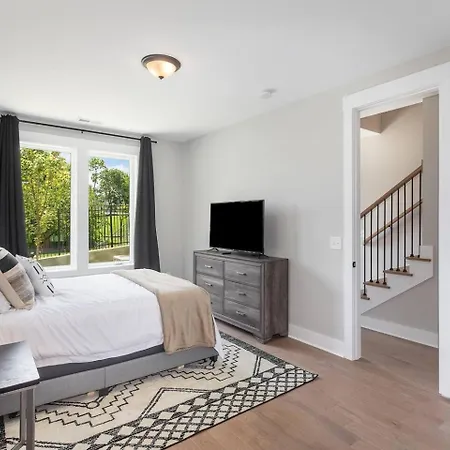 Four Bedroom In Oceola Avenue Apartment Nashville