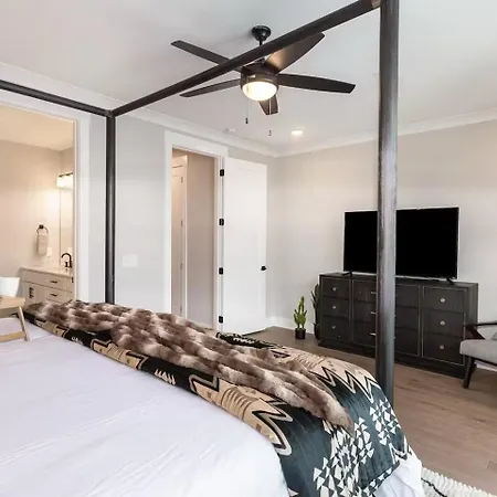 Four Bedroom In Oceola Avenue Apartment *