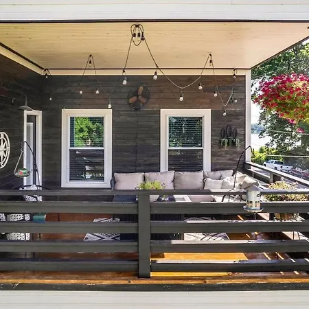 Holiday home Lakeshore Luxury Near River With Hot Tub And Rooftop Deck