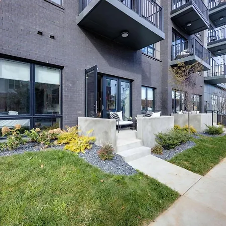 Holiday home 2 Modern In Heart Of Midtown Walkable Location Patio Pool Gym