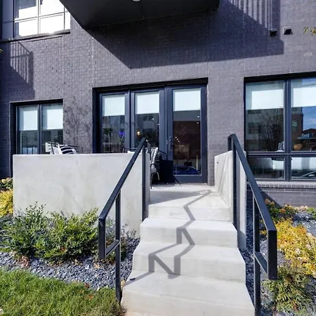 Holiday home 2 Modern In Heart Of Midtown Walkable Location Patio Pool Gym