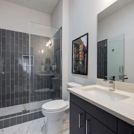 2 Modern In Heart Of Midtown Walkable Location Patio Pool Gym Holiday home