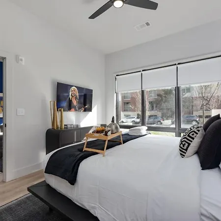 2 Modern In Heart Of Midtown Walkable Location Patio Pool Gym Holiday home Nashville