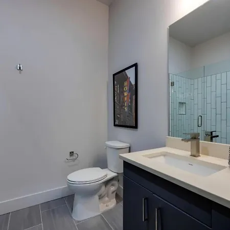Holiday home 2 Modern In Heart Of Midtown Walkable Location Patio Pool Gym