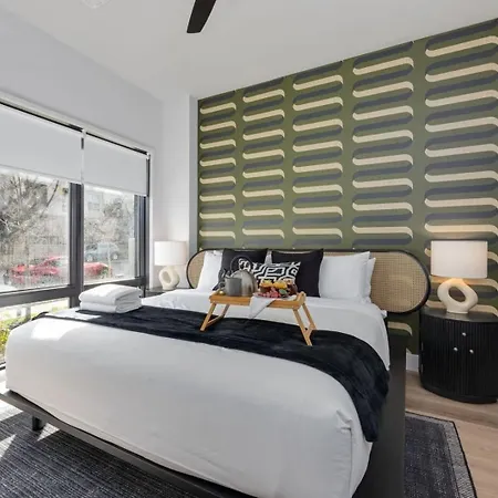 Holiday home 2 Modern In Heart Of Midtown Walkable Location Patio Pool Gym *