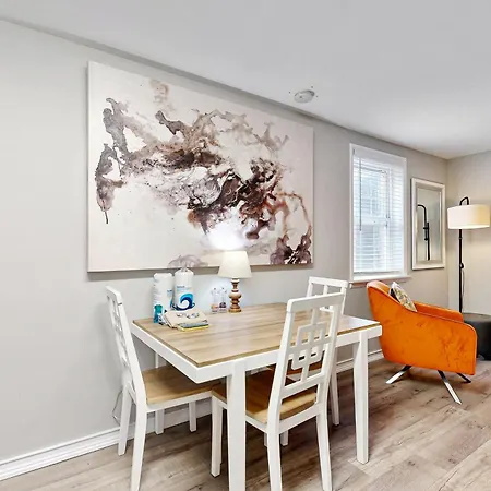 Midtown Apartment *