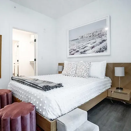 Cental Luxe 2 Bed 2 Bath Apartment