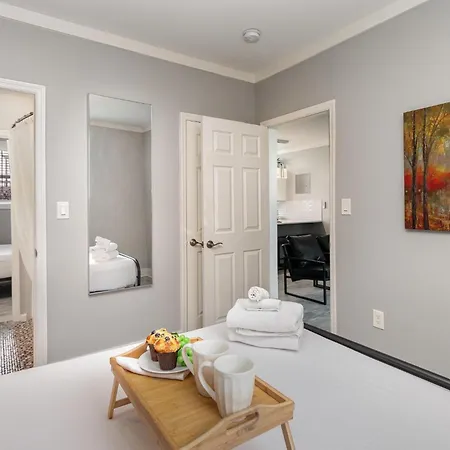 Pearlescence - Private Patios - 4 Mins To Broadway Holiday home