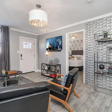 Pearlescence - Private Patios - 4 Mins To Broadway *