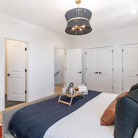 Cadence - Rooftop Decks - Skyline Views - Hot Tub *