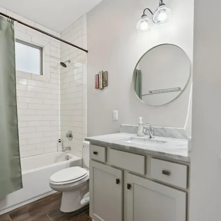 Spacious Retreat Mins To Broadway & East Apartment *