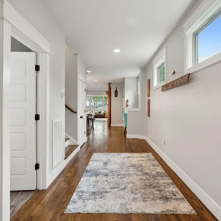 Spacious Retreat Mins To Broadway & East Apartment *