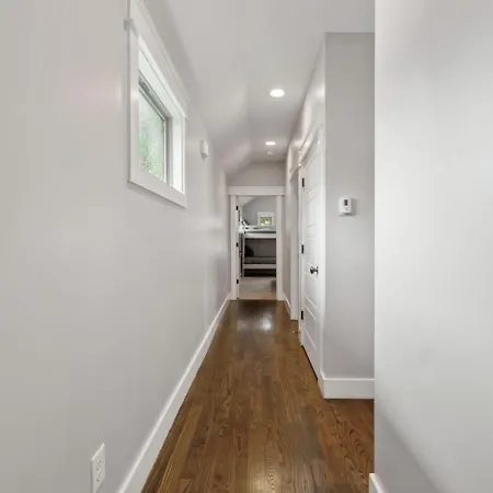 Spacious Retreat Mins To Broadway & East Apartment
