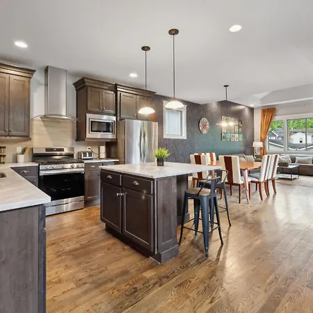 Spacious Retreat Mins To Broadway & East Apartment *