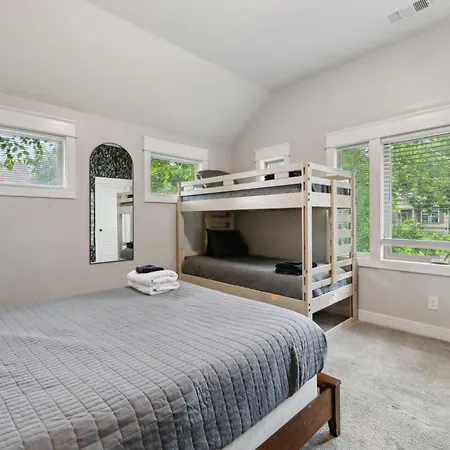 Spacious Retreat Mins To Broadway & East Apartment
