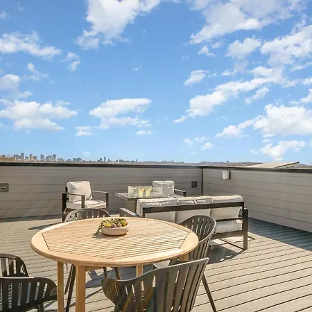 Huckleberry Outlaw-2 Units-hot Tub-near Broadway *