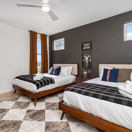 Holiday home Huckleberry Outlaw-2 Units-hot Tub-near Broadway *