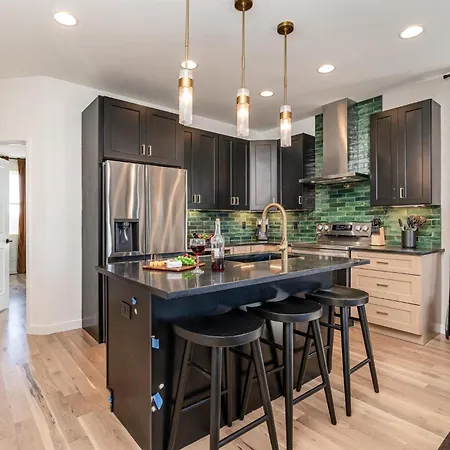 Holiday home Huckleberry Outlaw-2 Units-hot Tub-near Broadway *