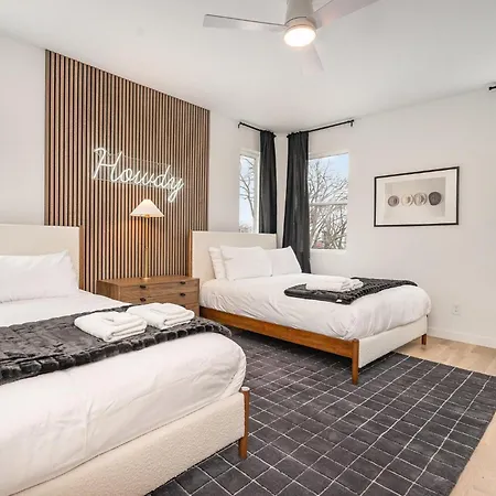 Holiday home Huckleberry Outlaw-2 Units-hot Tub-near Broadway