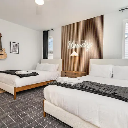 Huckleberry Outlaw-2 Units-hot Tub-near Broadway Holiday home