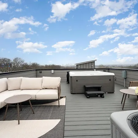 Huckleberry Outlaw-2 Units-hot Tub-near Broadway Holiday home