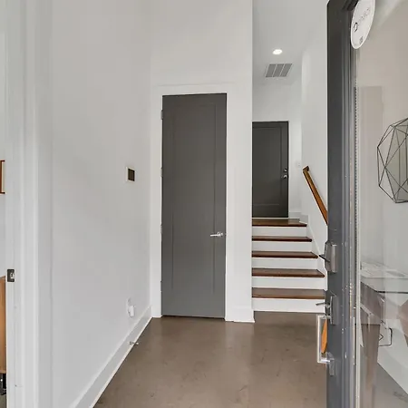 Large With Rooftop & Views Sleeps 12 *