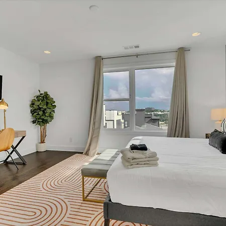 Large With Rooftop And Views Sleeps 12 Nashville