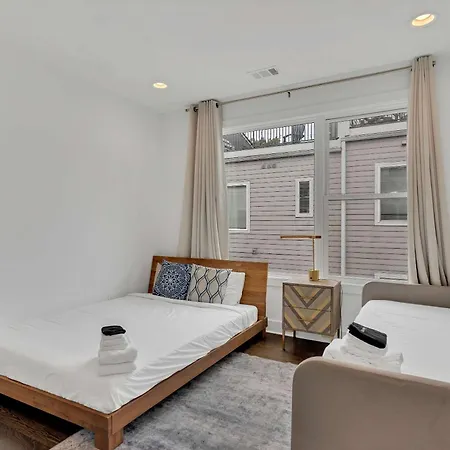 Large With Rooftop & Views Sleeps 12 Holiday home Nashville