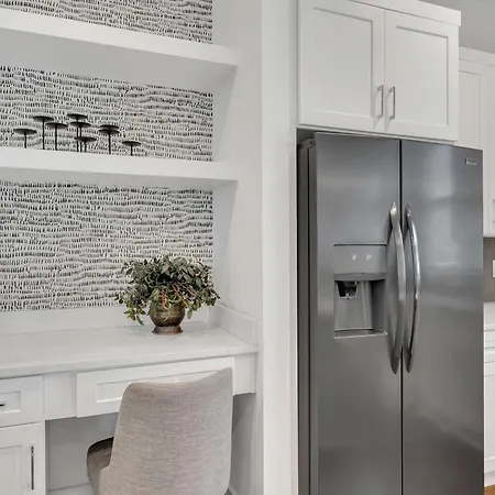 Large With Rooftop & Views Sleeps 12 *