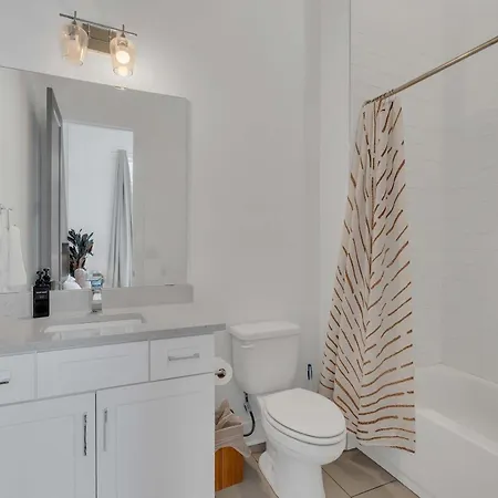 Large With Rooftop & Views Sleeps 12 Nashville