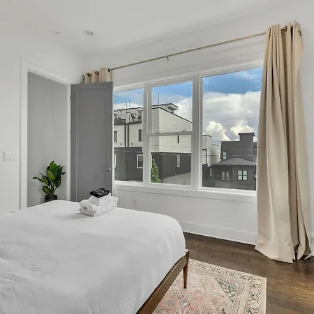 2 Lux Homes Huge Rooftop 2mi To Dt Sleeps 24 Holiday home Nashville